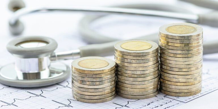 Stetoskop mit Euro Münzen, Konzeptbild Krankenhausreform und Finanzierung