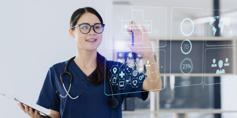 Digitalisierung im Krankenhaus, junge Medizinische Fachangestellte vor virtuellem digitalen Screen, Konzeptbild