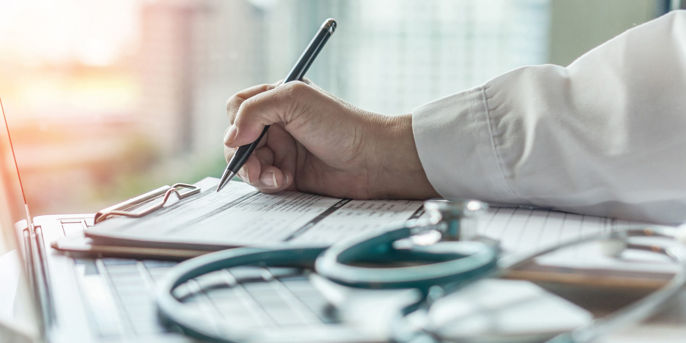 Qualitätsmanagement & Medizincontrolling verschmelzen Controller prüft Unterlagen im Krankenhaus